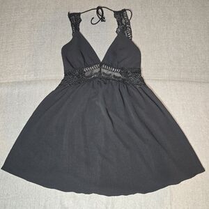 Chic Black Backless Dress with Lace Detail Medium